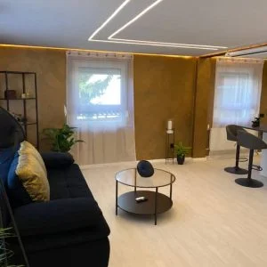 Novo apartamento com banheira de hidromassagem e home theater