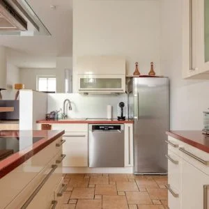 Tão verde no meio de Berlim! Para o S-Bahn e metrô 7 min!