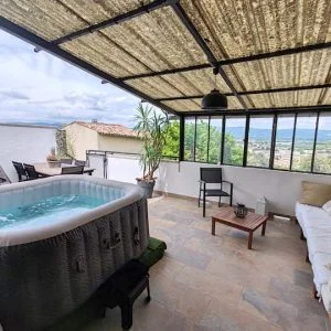 À sombra da árvore de tília.