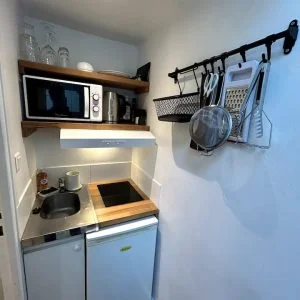 Quarto independente com cozinha e banheiro
