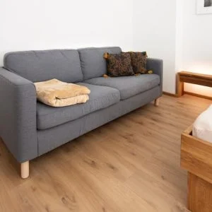 Apartamento iluminado com vista para a floresta