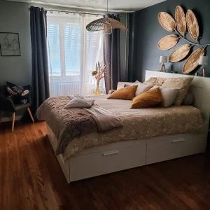 À sombra da árvore de tília.