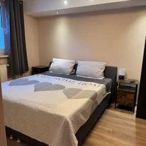 Belo apartamento reformado em local tranquilo