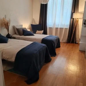 À sombra da árvore de tília.