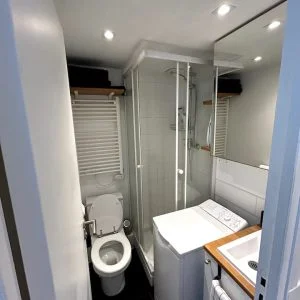 Quarto independente com cozinha e banheiro