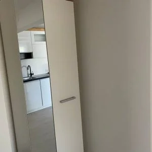 Novo apartamento com banheira de hidromassagem e home theater