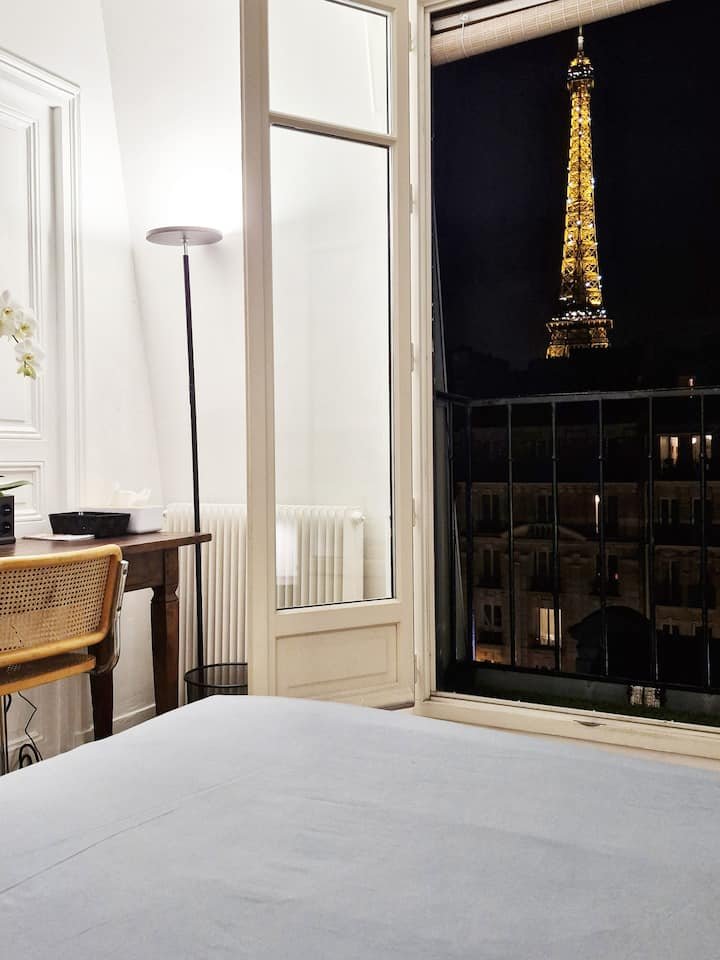 Quarto com deslumbrante Torre Eiffel e vista para o Sena!