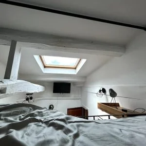 Quarto independente com cozinha e banheiro