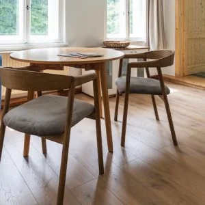 Apartamento iluminado com vista para a floresta