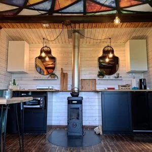 Cabana na floresta à beira do lago – Glamping