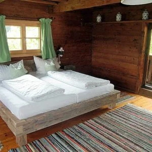 Casa de madeira isolada em local muito tranquilo