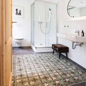 Apartamento iluminado com vista para a floresta