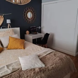 À sombra da árvore de tília.