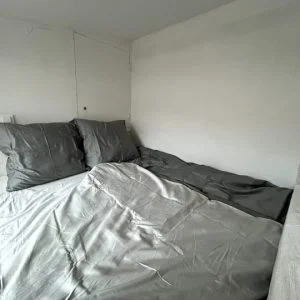 Quarto independente com cozinha e banheiro