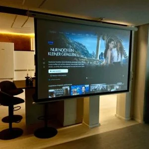 Novo apartamento com banheira de hidromassagem e home theater