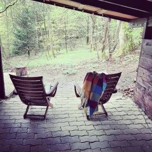 Cabana na floresta à beira do lago – Glamping