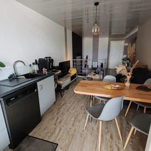 À sombra da árvore de tília.