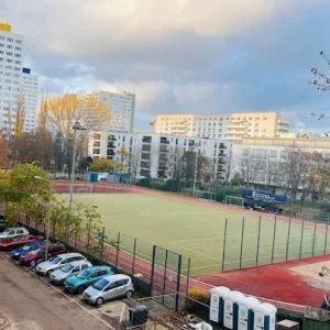 Tão verde no meio de Berlim! Para o S-Bahn e metrô 7 min!