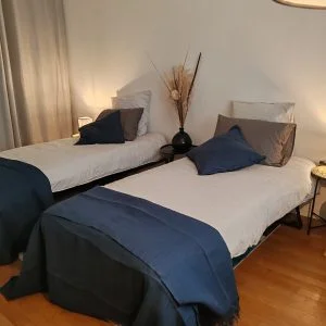 À sombra da árvore de tília.