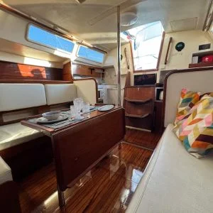 Barco à vela charmoso