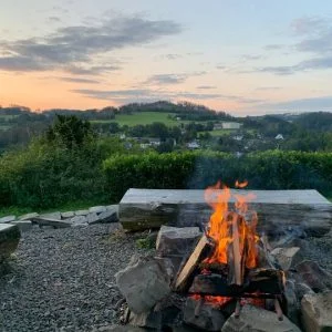 Cabana na floresta à beira do lago – Glamping