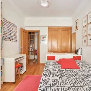 Quarto soalheiro com casa de banho privativa