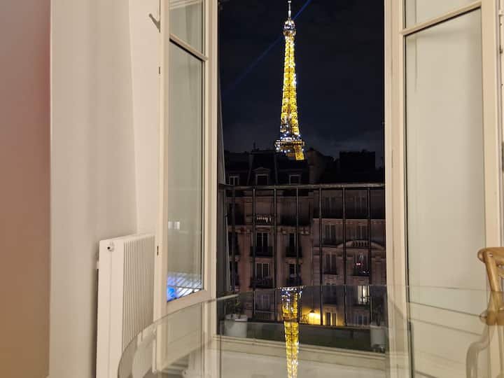 Quarto com deslumbrante Torre Eiffel e vista para o Sena!
