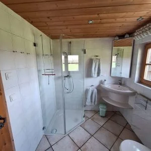 Casa de madeira isolada em local muito tranquilo