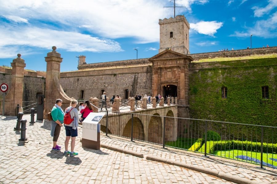 Barcelona: Excursão de Grupo Pequeno pelo Castelo de Montjuic e Teleférico