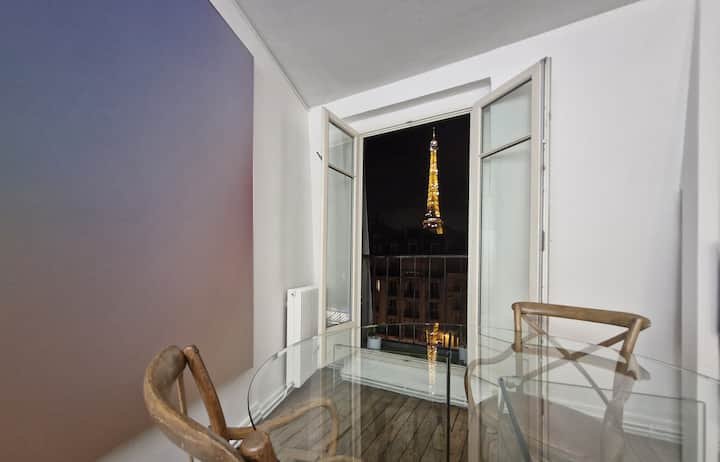 Quarto com deslumbrante Torre Eiffel e vista para o Sena!