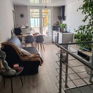 À sombra da árvore de tília.