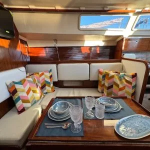 Barco à vela charmoso