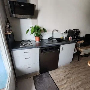 À sombra da árvore de tília.