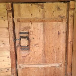 Casa de madeira isolada em local muito tranquilo