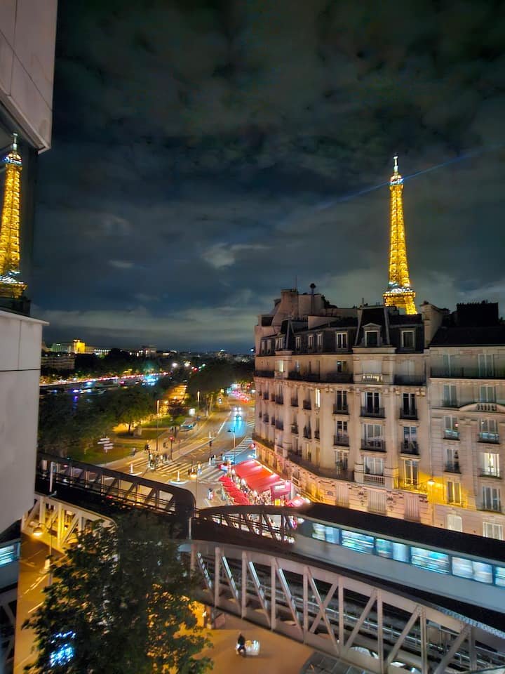 Quarto com deslumbrante Torre Eiffel e vista para o Sena!