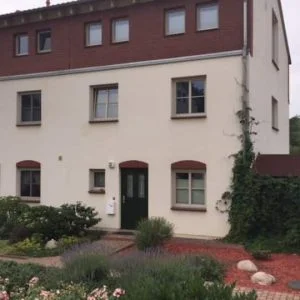 Tão verde no meio de Berlim! Para o S-Bahn e metrô 7 min!