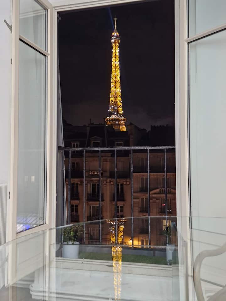 Quarto com deslumbrante Torre Eiffel e vista para o Sena!
