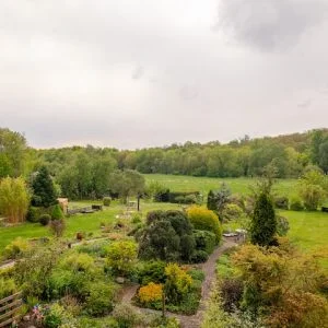 Tão verde no meio de Berlim! Para o S-Bahn e metrô 7 min!