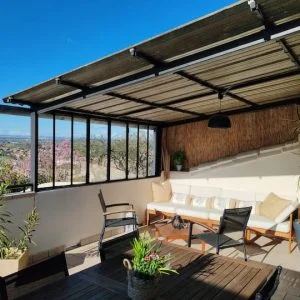 À sombra da árvore de tília.