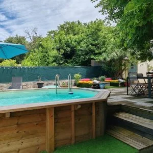 À sombra da árvore de tília.