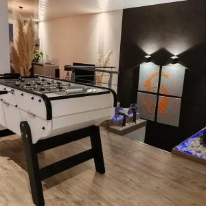 À sombra da árvore de tília.