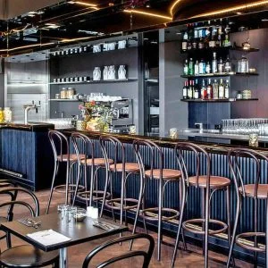 Estação de trem central do lado de fora – estilo elegante por dentro