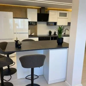 Novo apartamento com banheira de hidromassagem e home theater