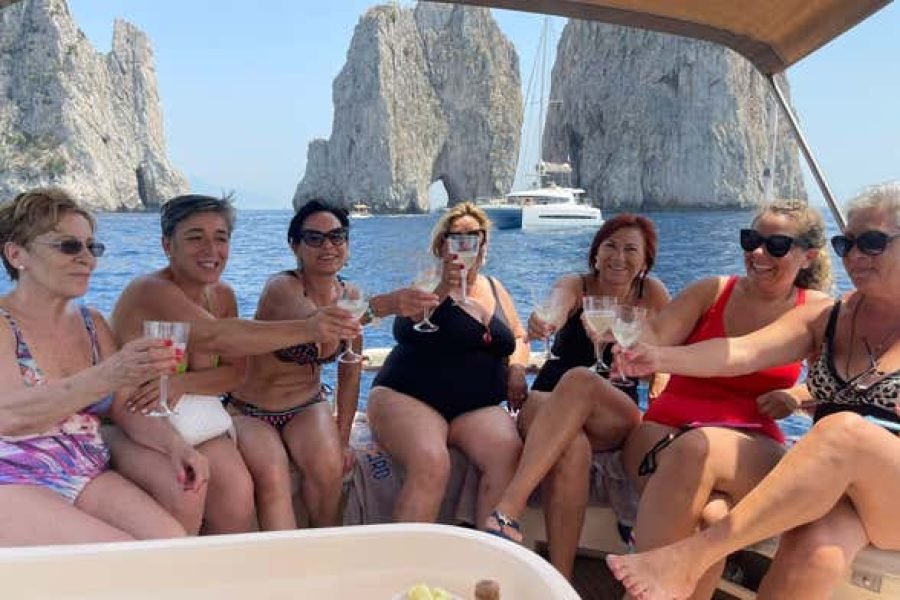 Excursão a Capri de barco com aperitivo + Grutas Azul e Verde