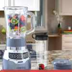 Liquidificador digital BLACK + DECKER PowerCrush com tecnologia silenciosa, aço inoxidável